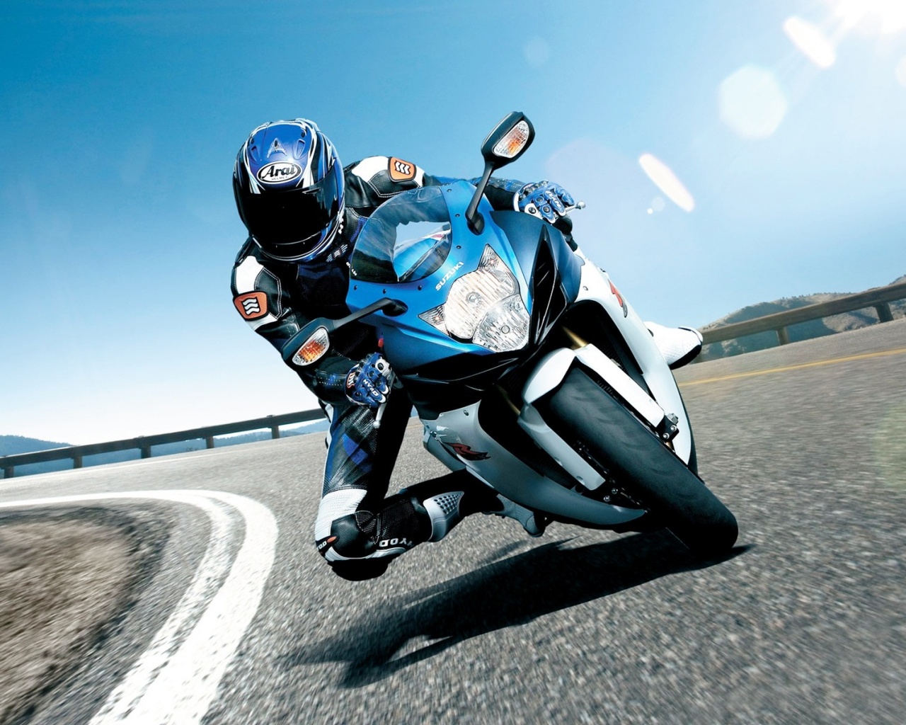 Мотоциклист на повороте обои