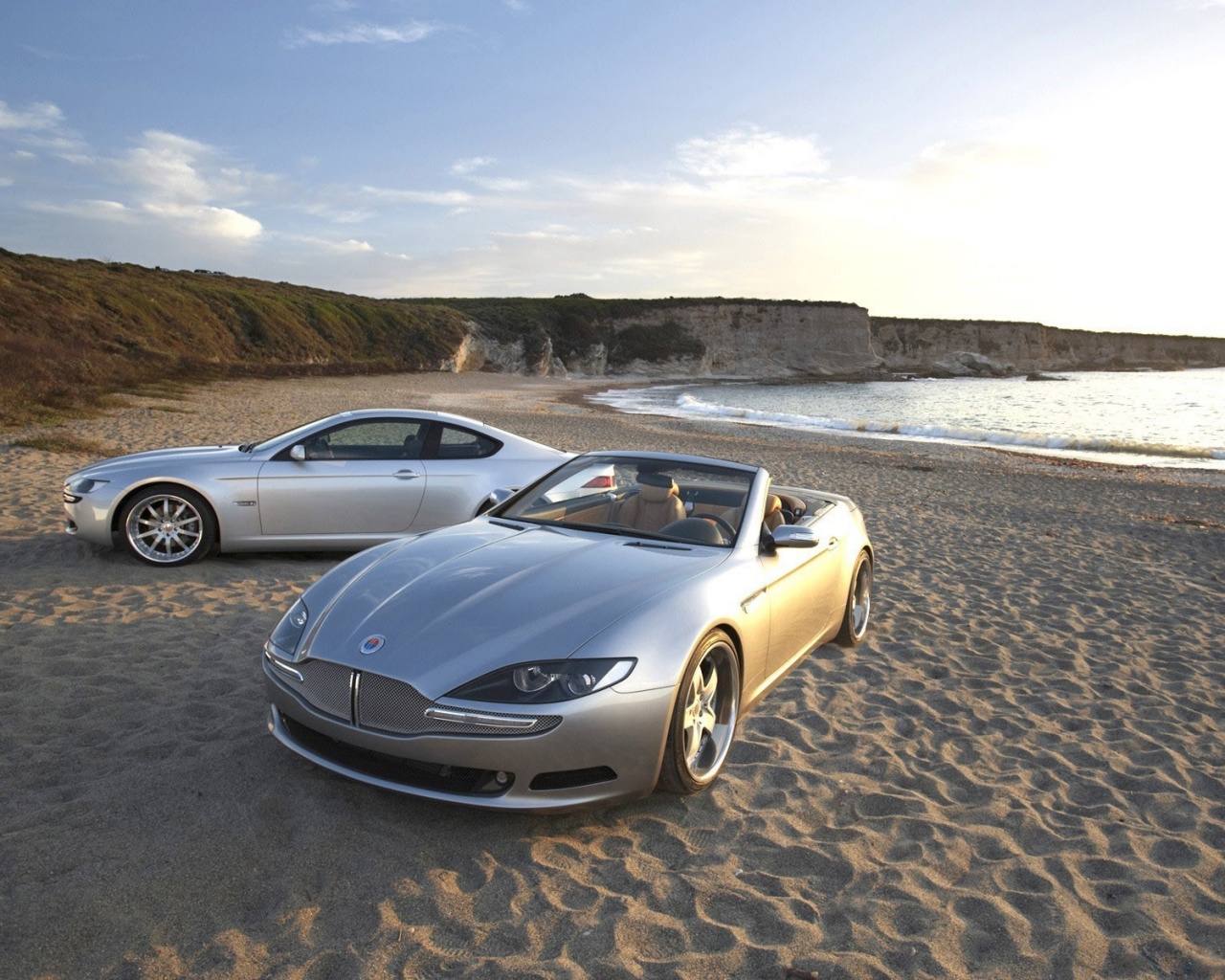 Два спорткара на берегу моря обои