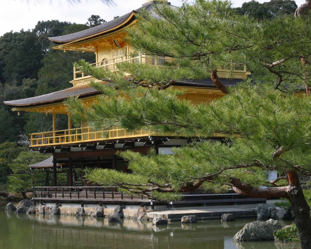 Пагода на берегу озера обои