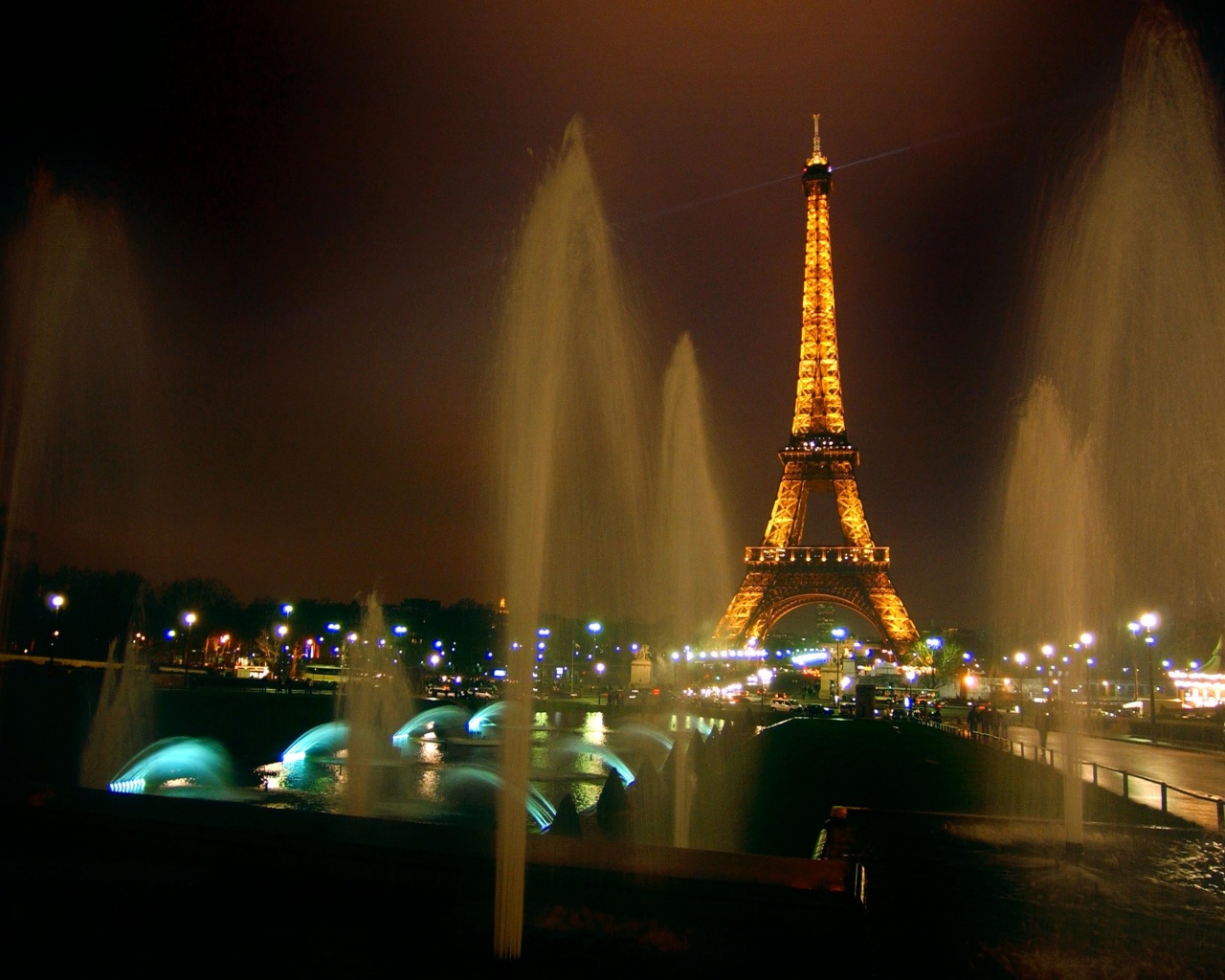 Фонтаны напротив башни Эйфеля обои