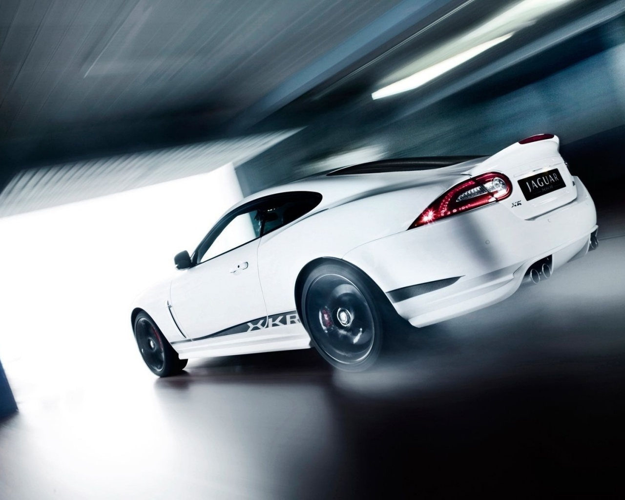 Белый ягуар в гараже обои