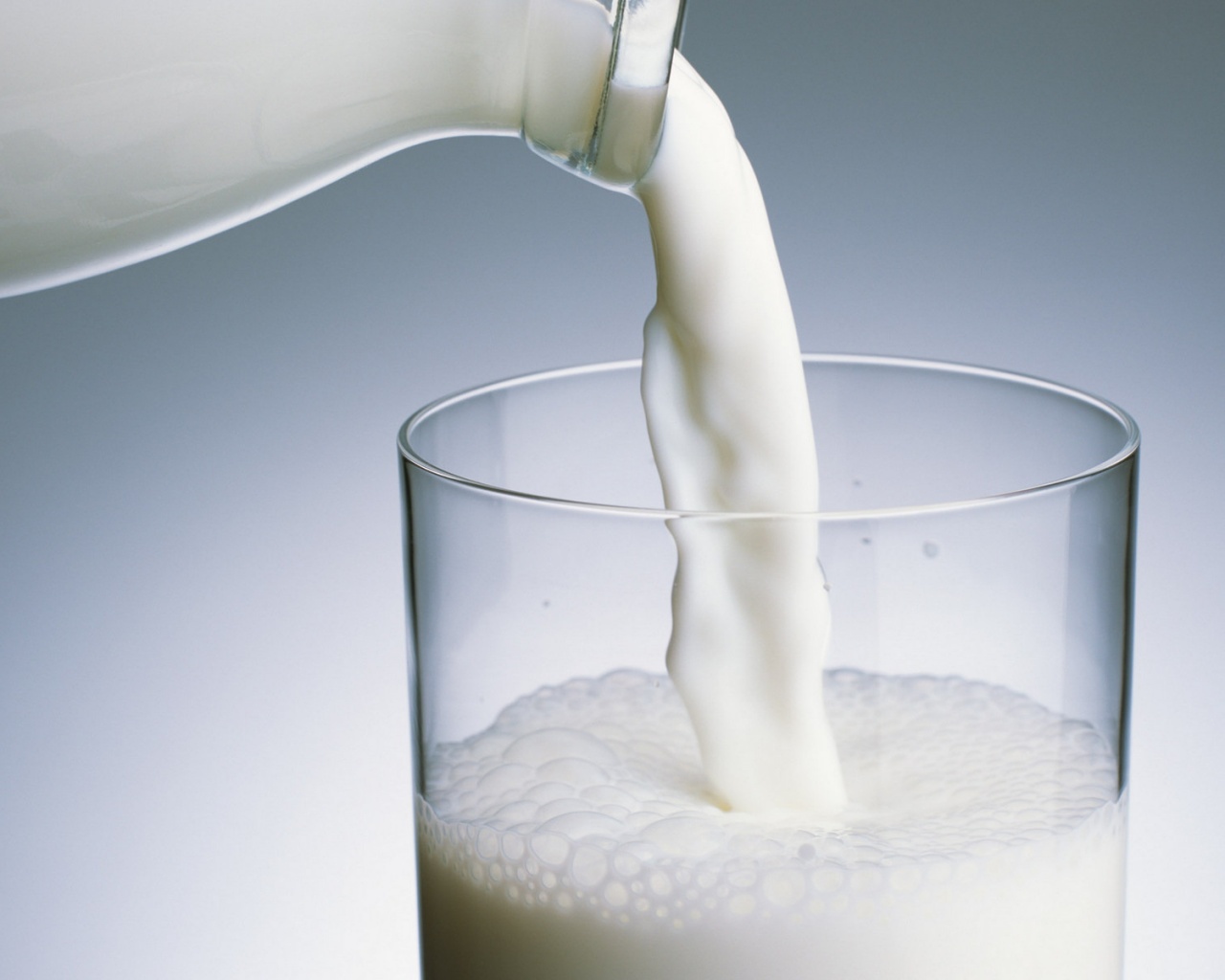 Молоко наливают в стакан обои