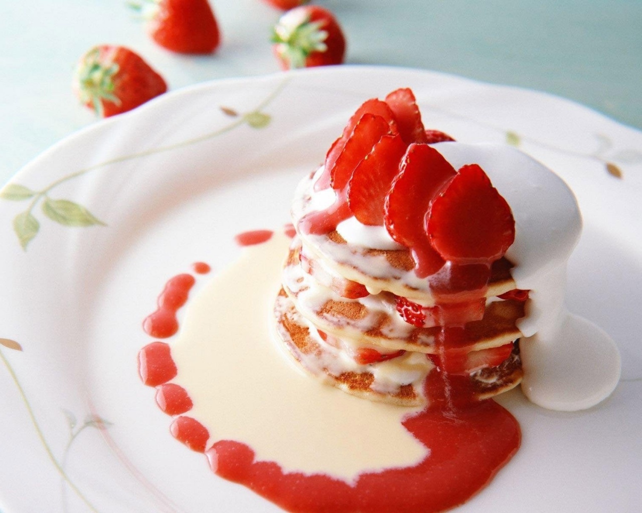 Блинчики с клубникой обои