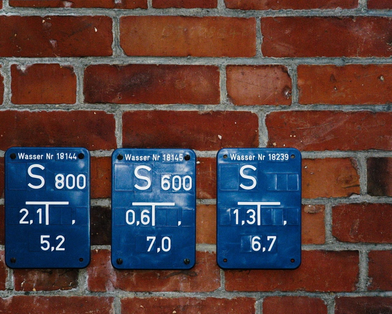 Стена с обозначениями обои