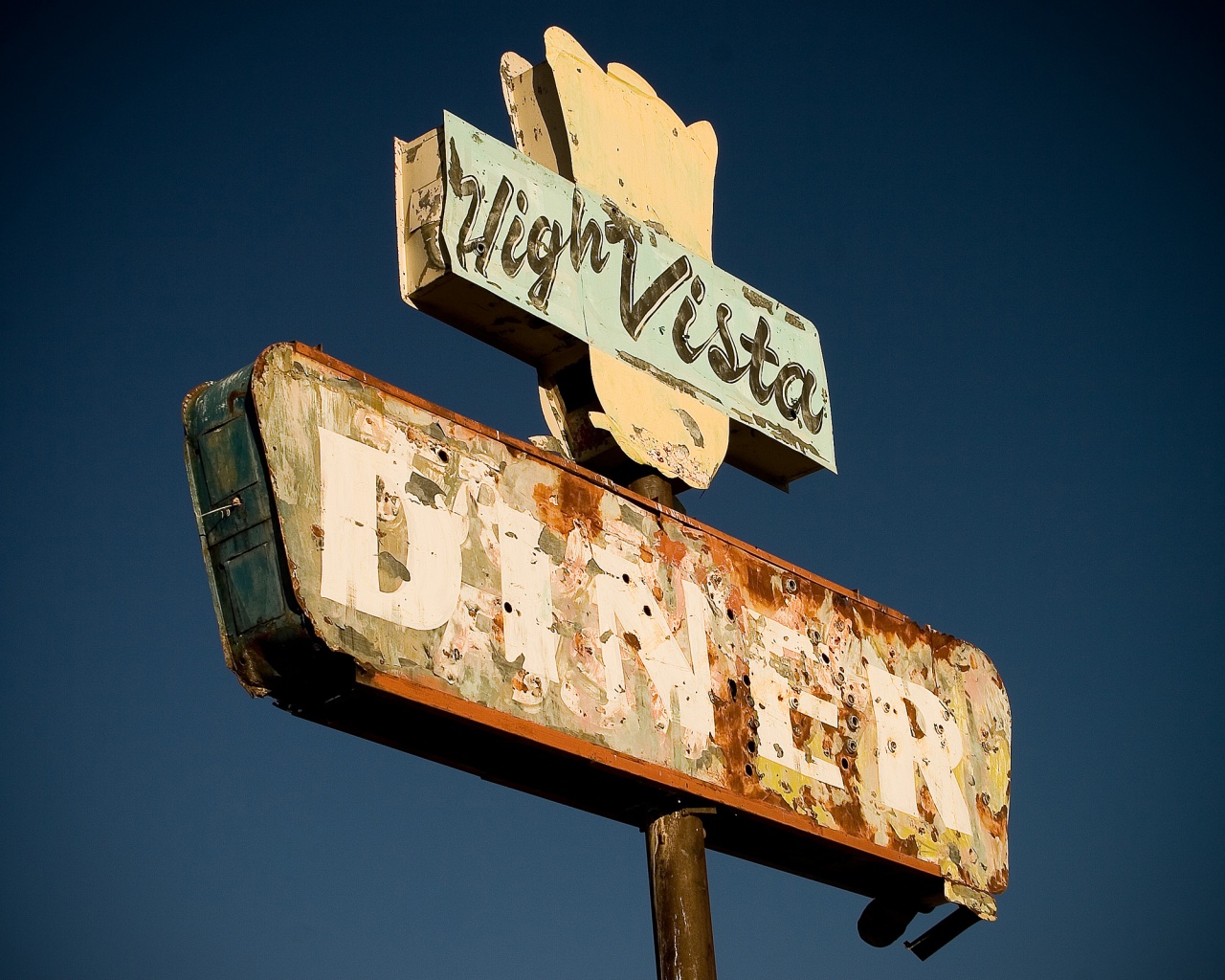 Вывеска заброшенного ресторанчика обои