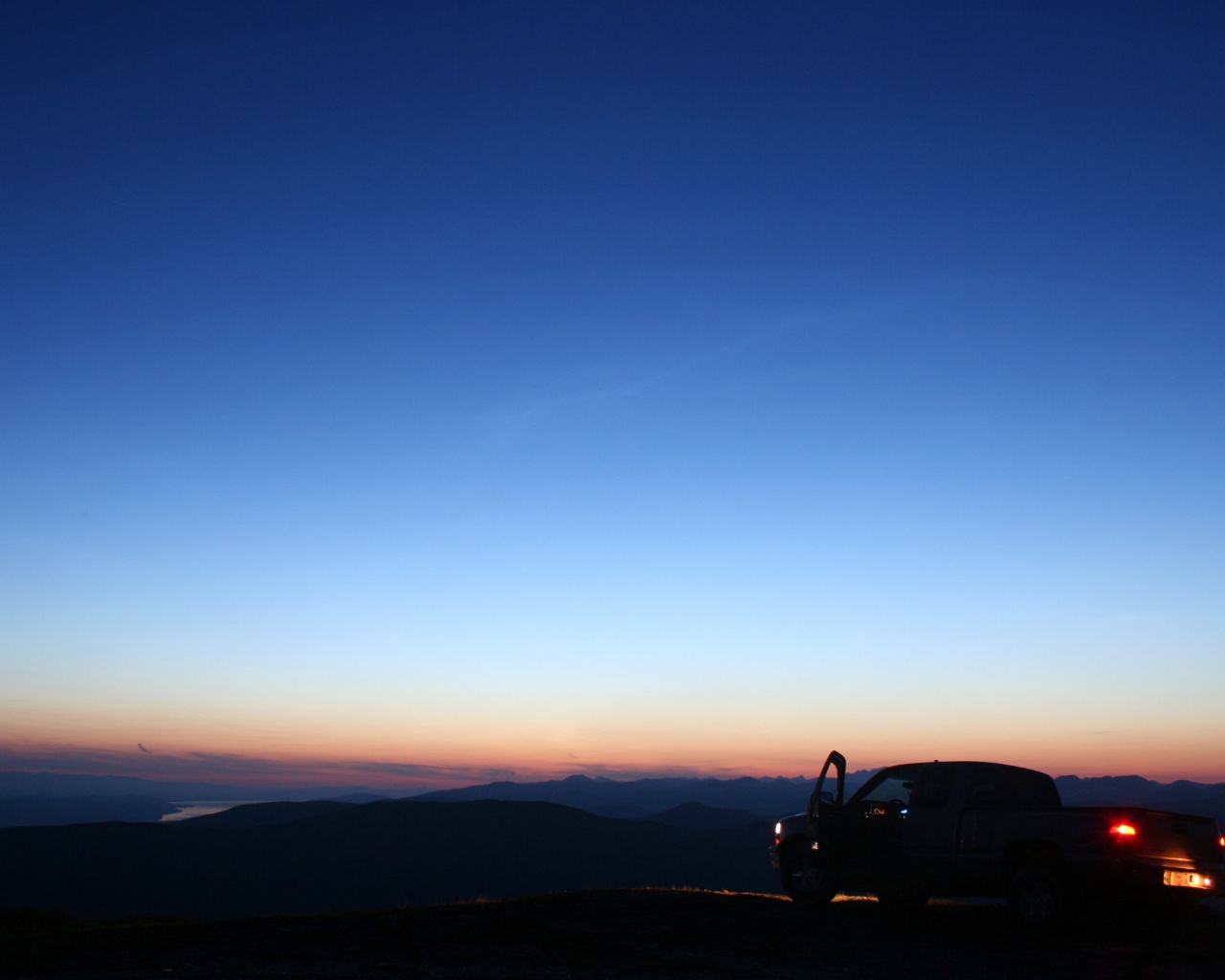 Авто на фоне заката обои