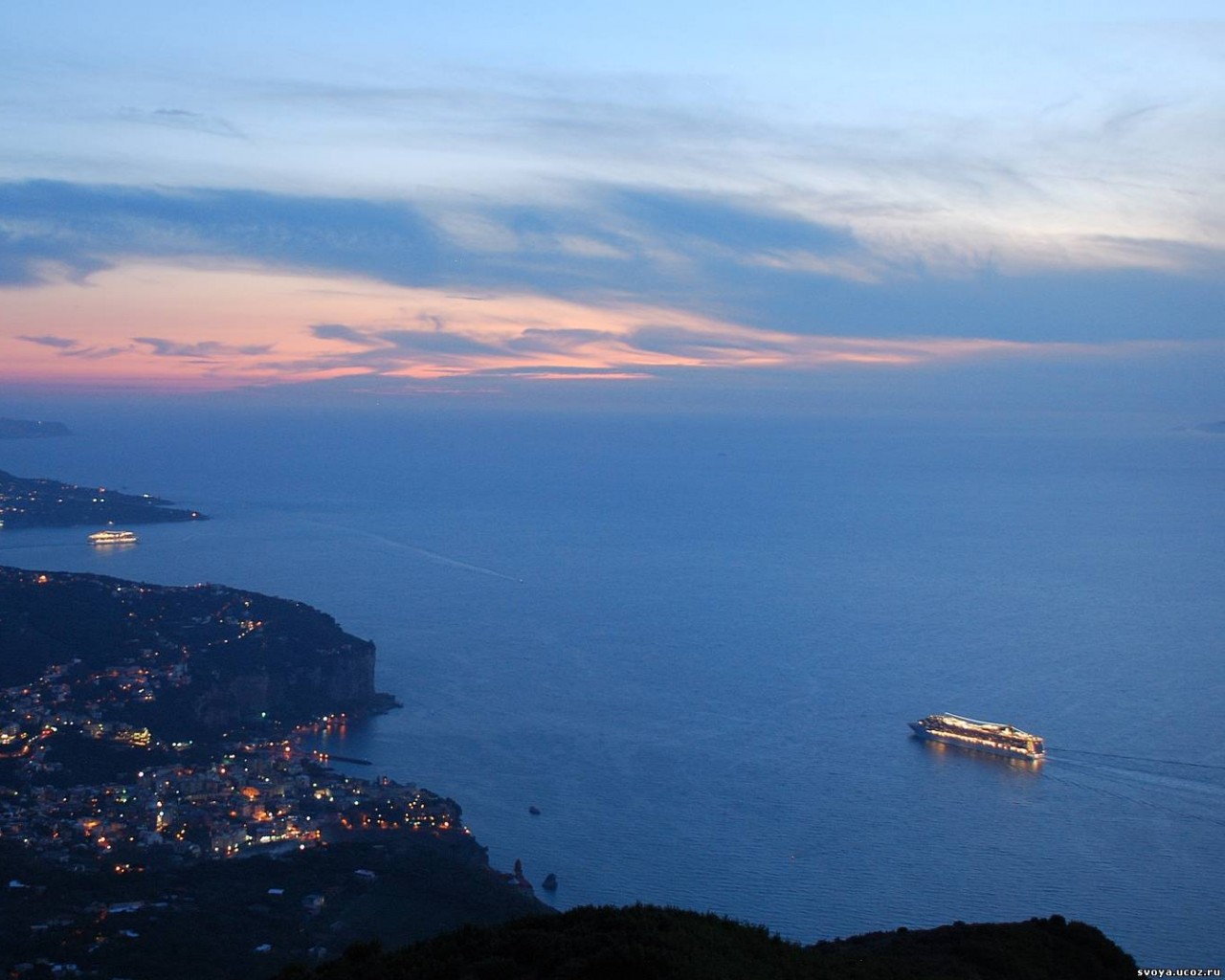 Городок у моря обои