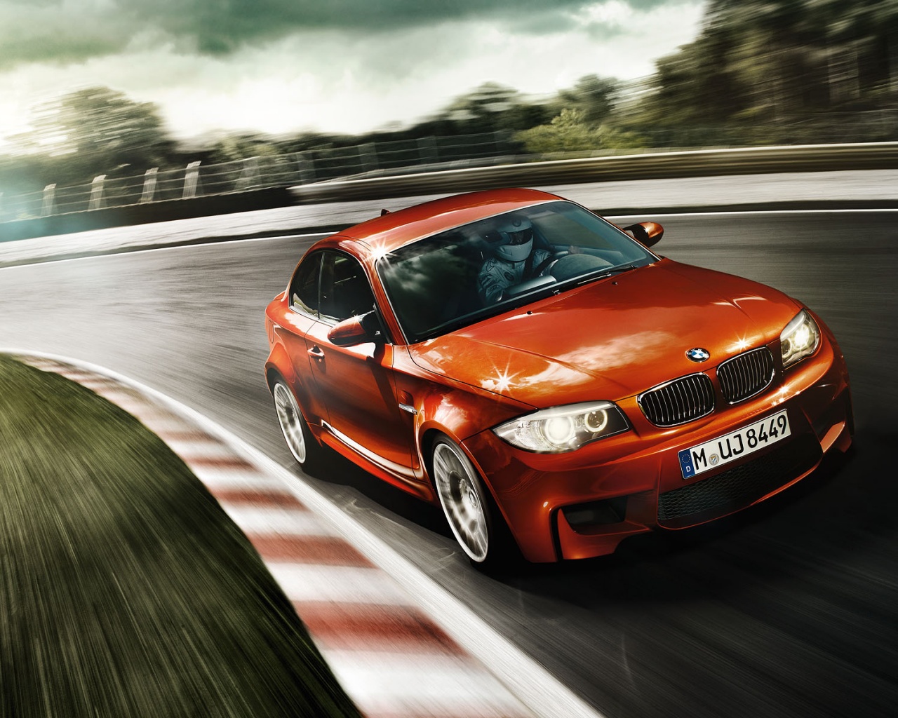 Гонщик за рулем BMW M1 обои