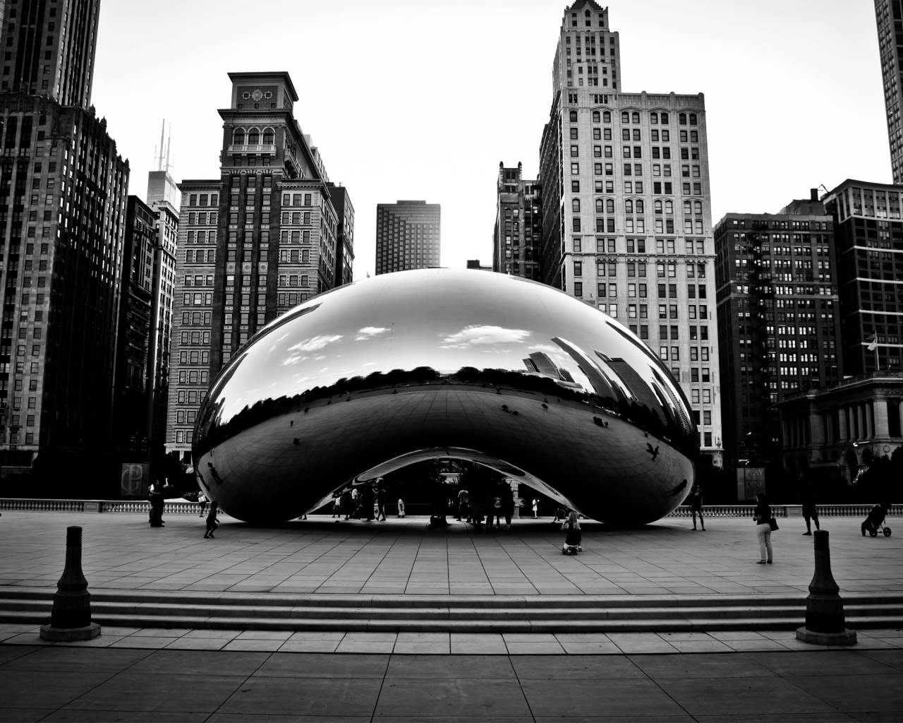 Отражение города в зеркальном монументе обои