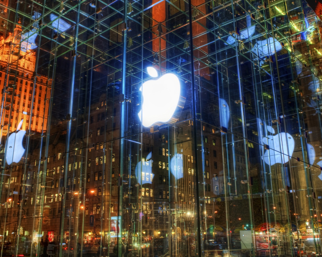 Отражение логотипа Apple в стеклянном здании обои