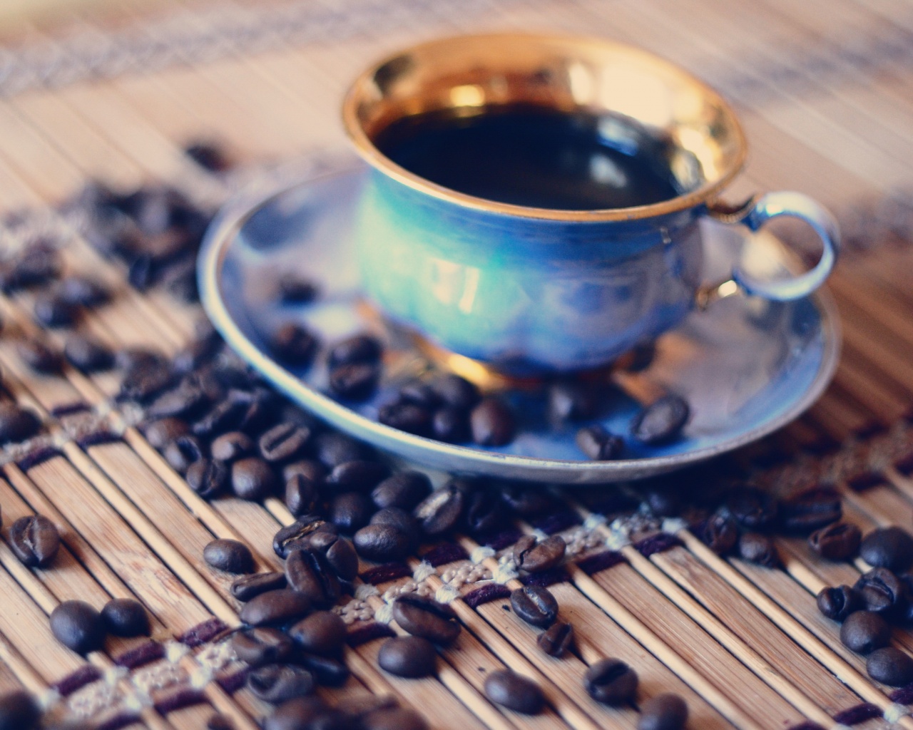 Чашка кофе и немного зерен обои