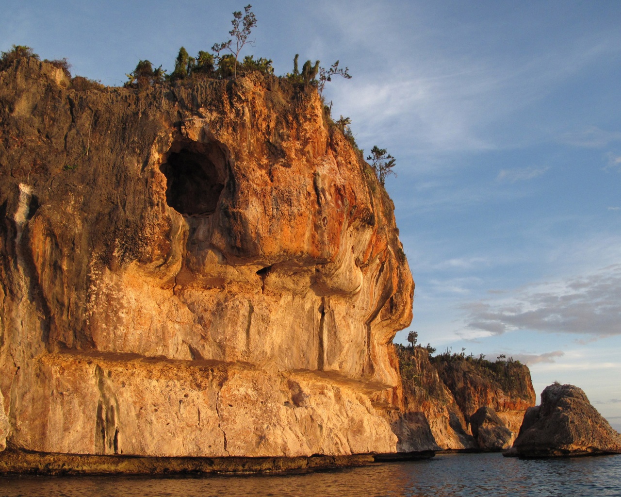 Пещера в скале над морем обои