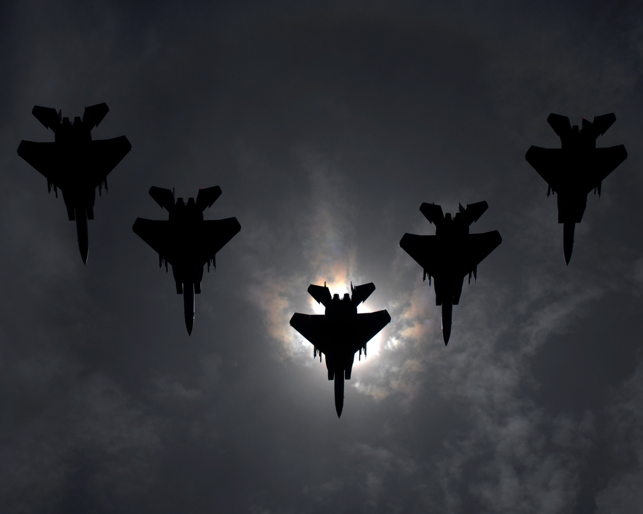 Ряд истрибителей на фоне солнца обои