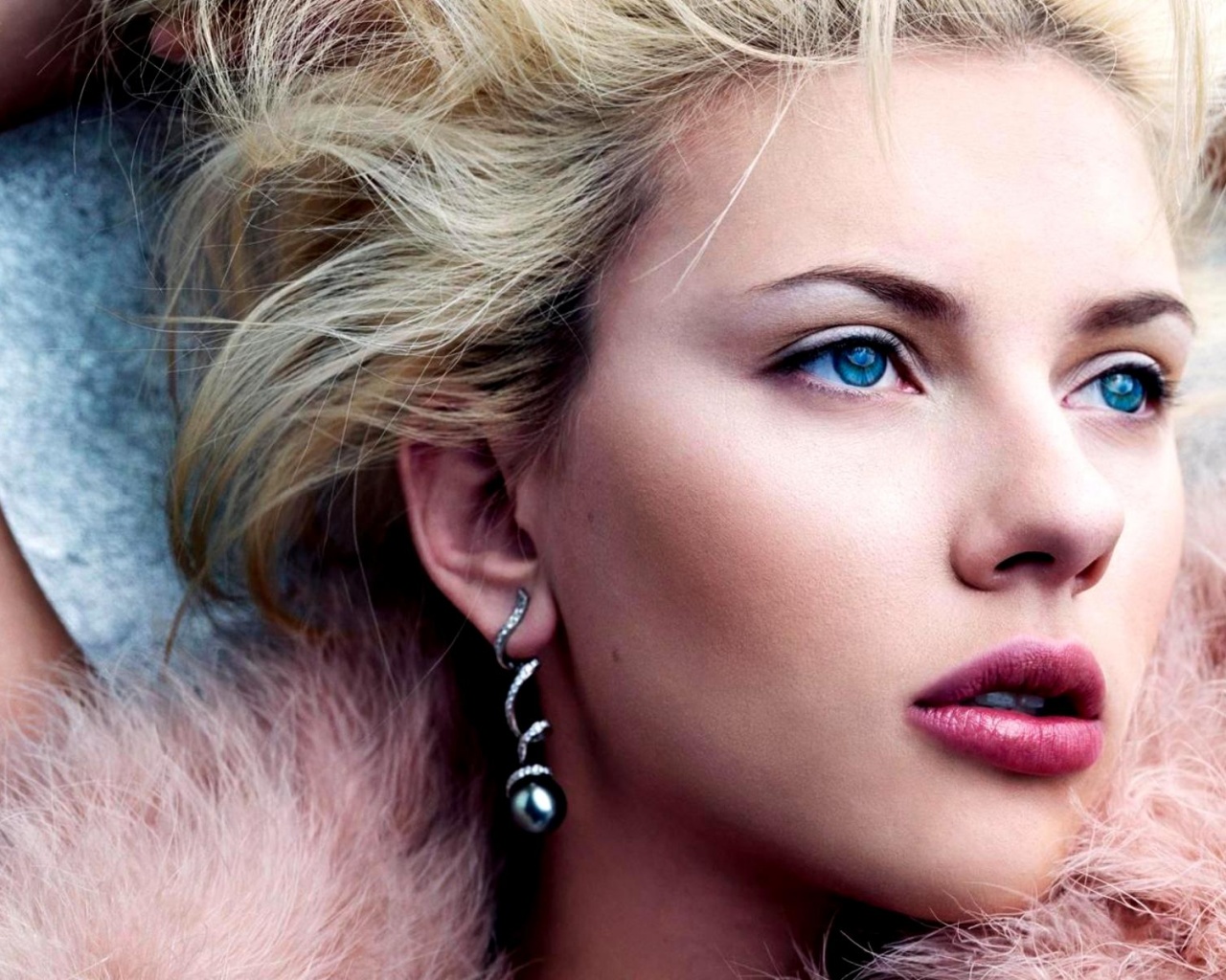 Скарлет Йохансон со змеиными серьгами обои