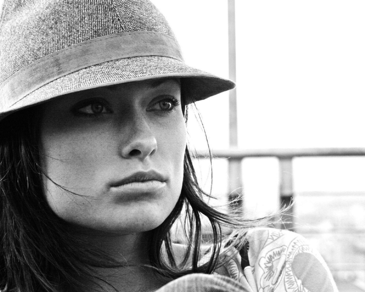 Оливия Уайлд в шикарной шляпе обои