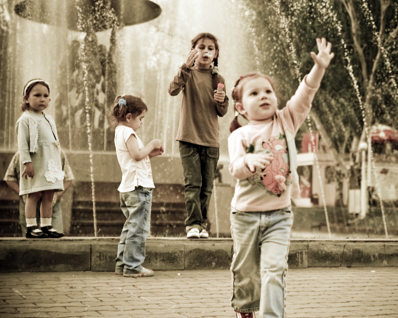 Дети у фонтана обои