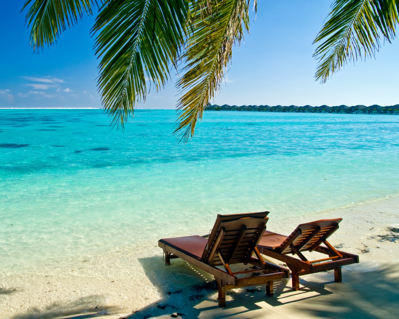 Шезлонги у самой воды обои