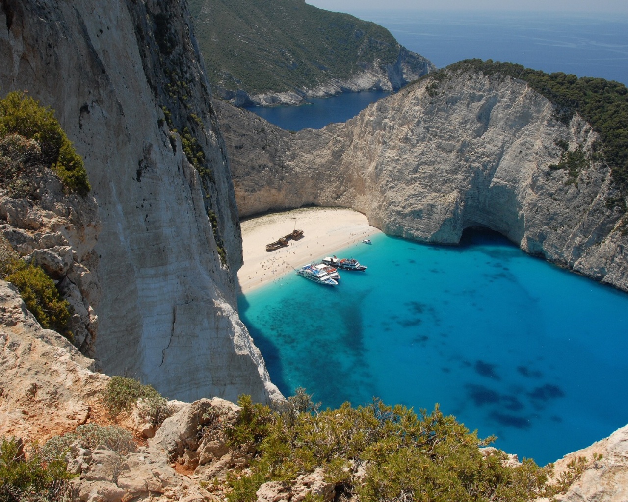 Яхты в бухте обои