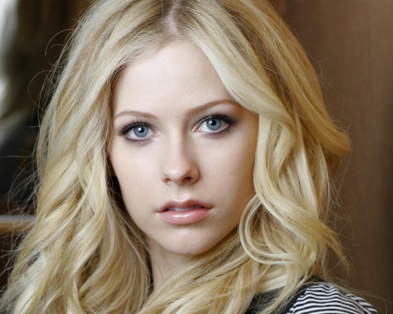 Блондинка Аврил Лавин обои