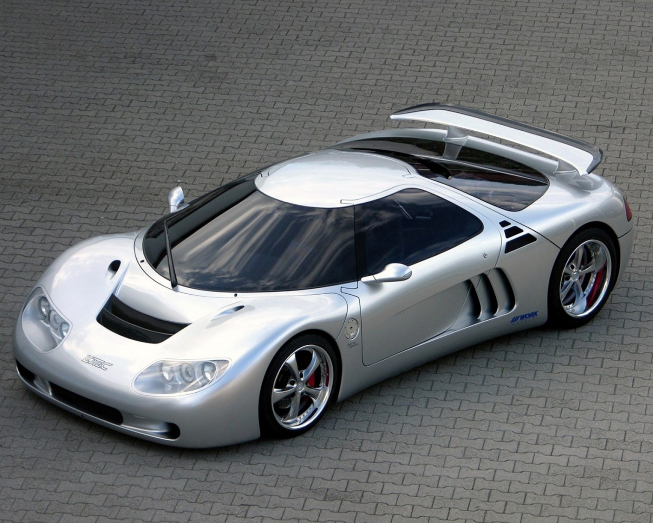 Красивый серебристый спорткар обои