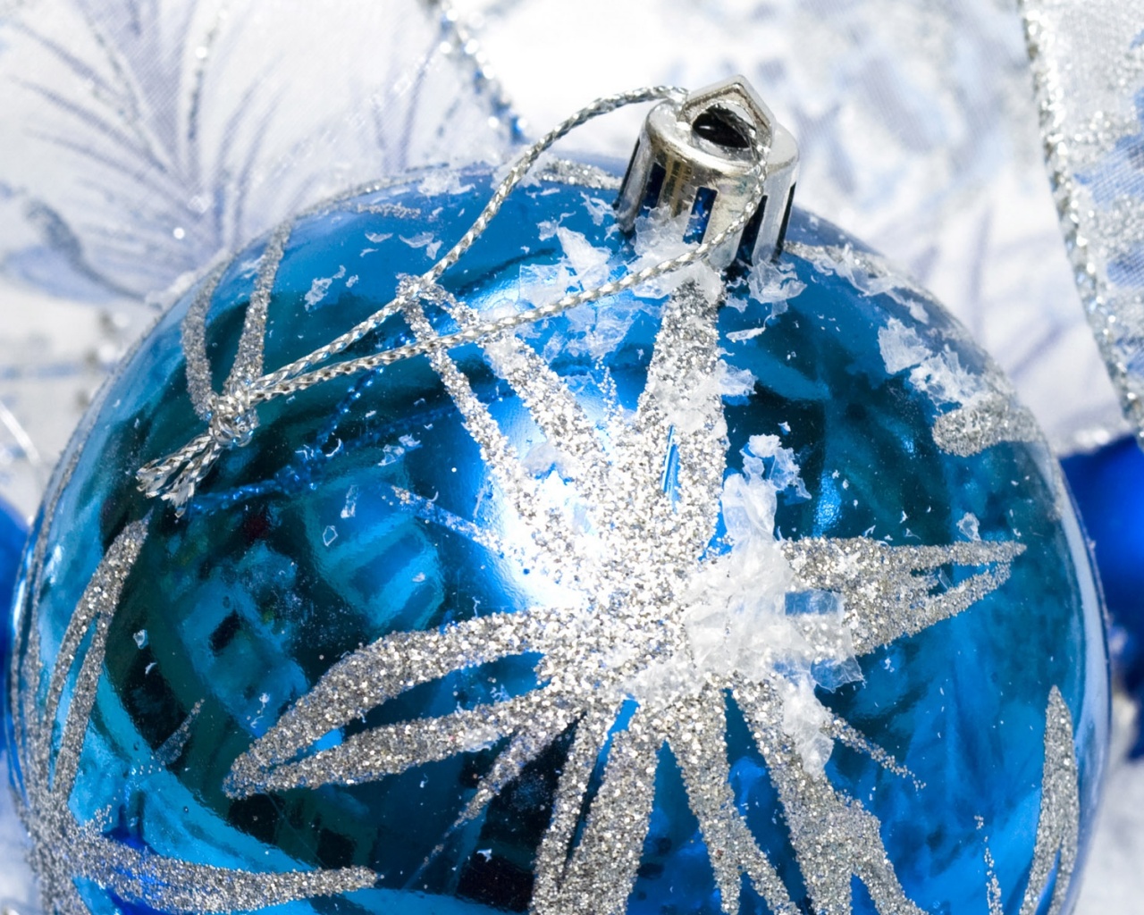 Синий елочный шар обои