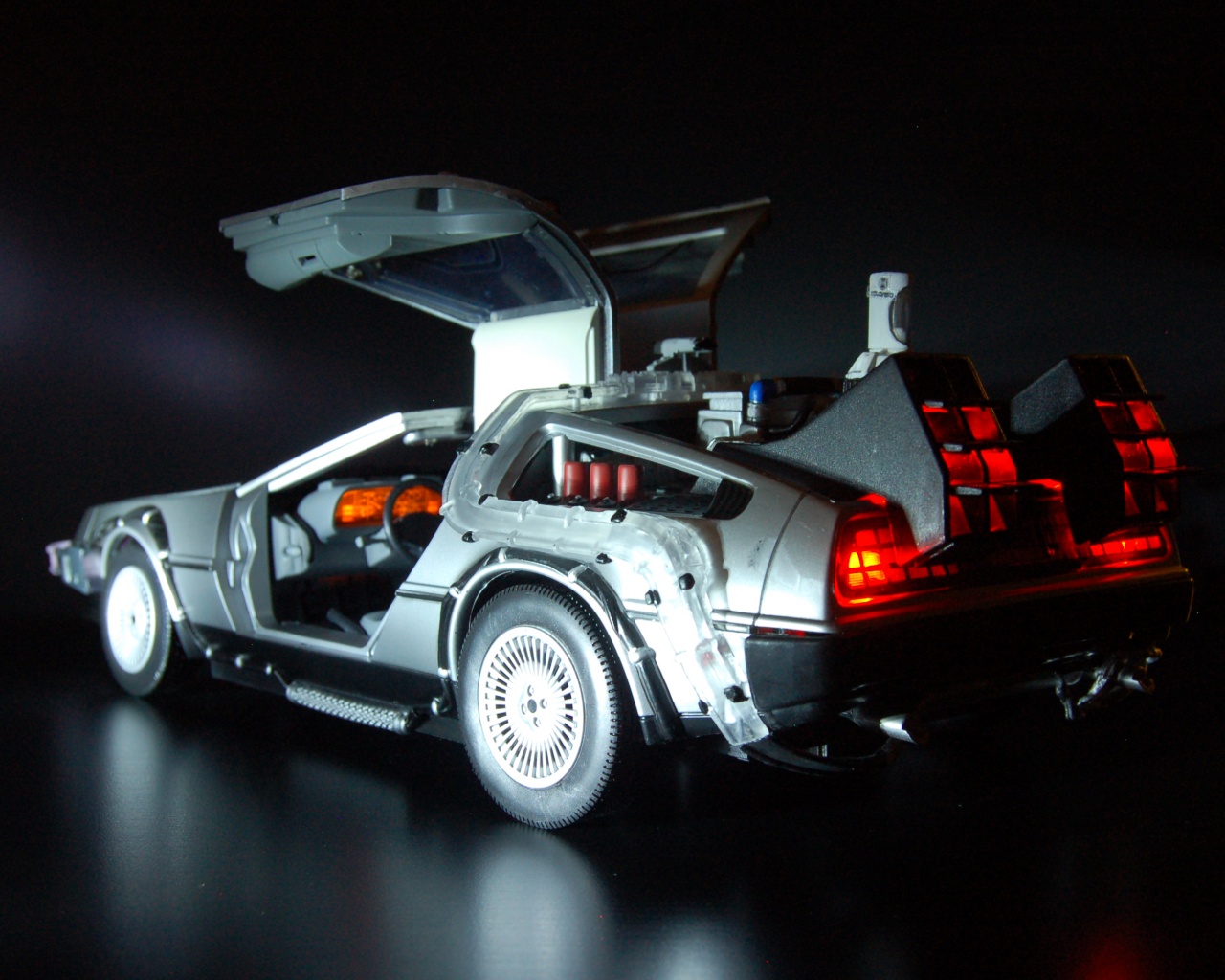 Фигурка делореана обои