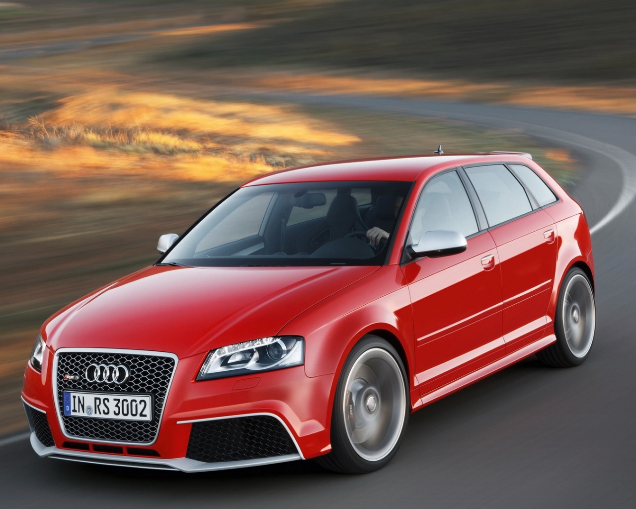 Красная ауди мчится по извилистой дороге обои