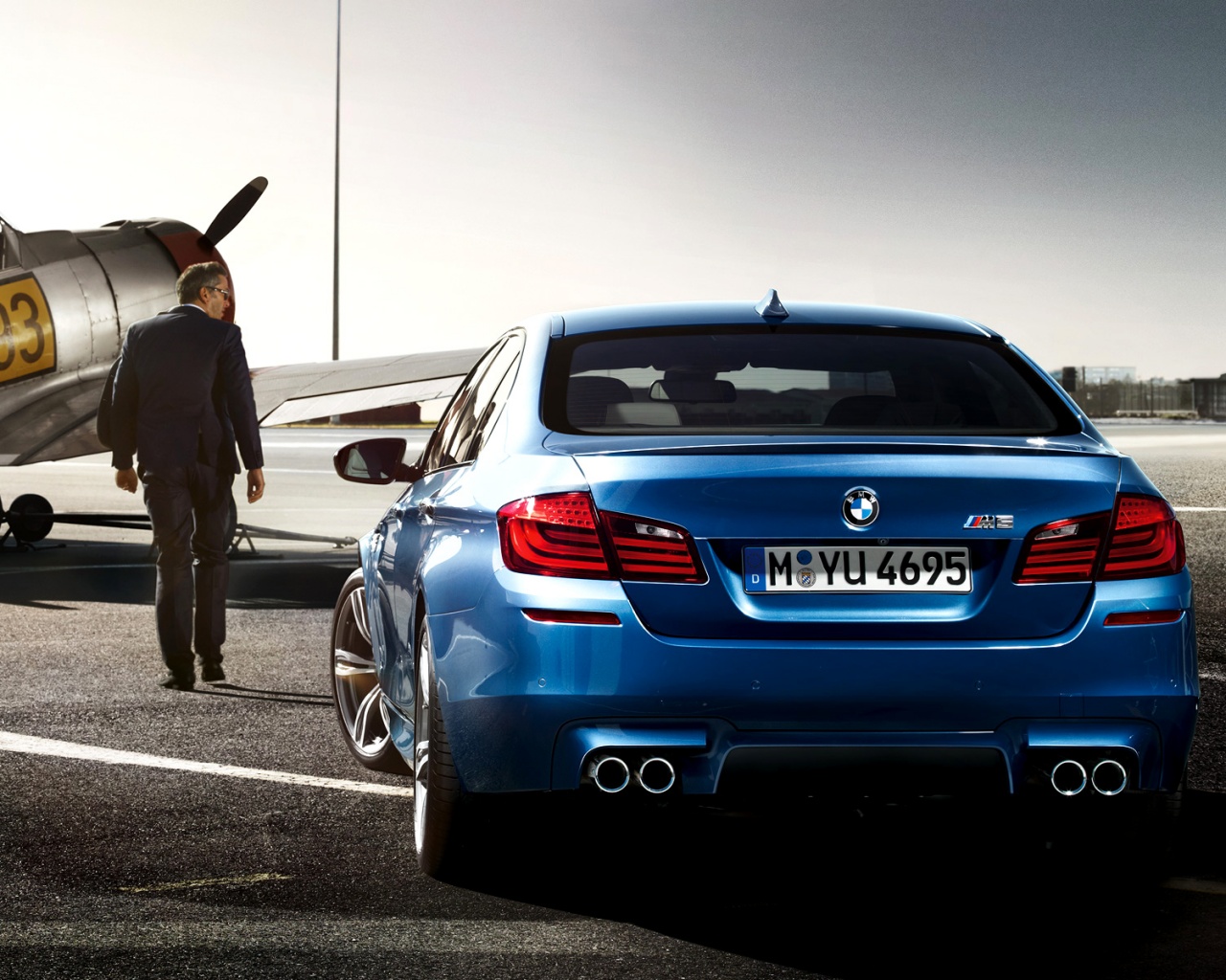 BMW F10 M5 на аэродроме обои