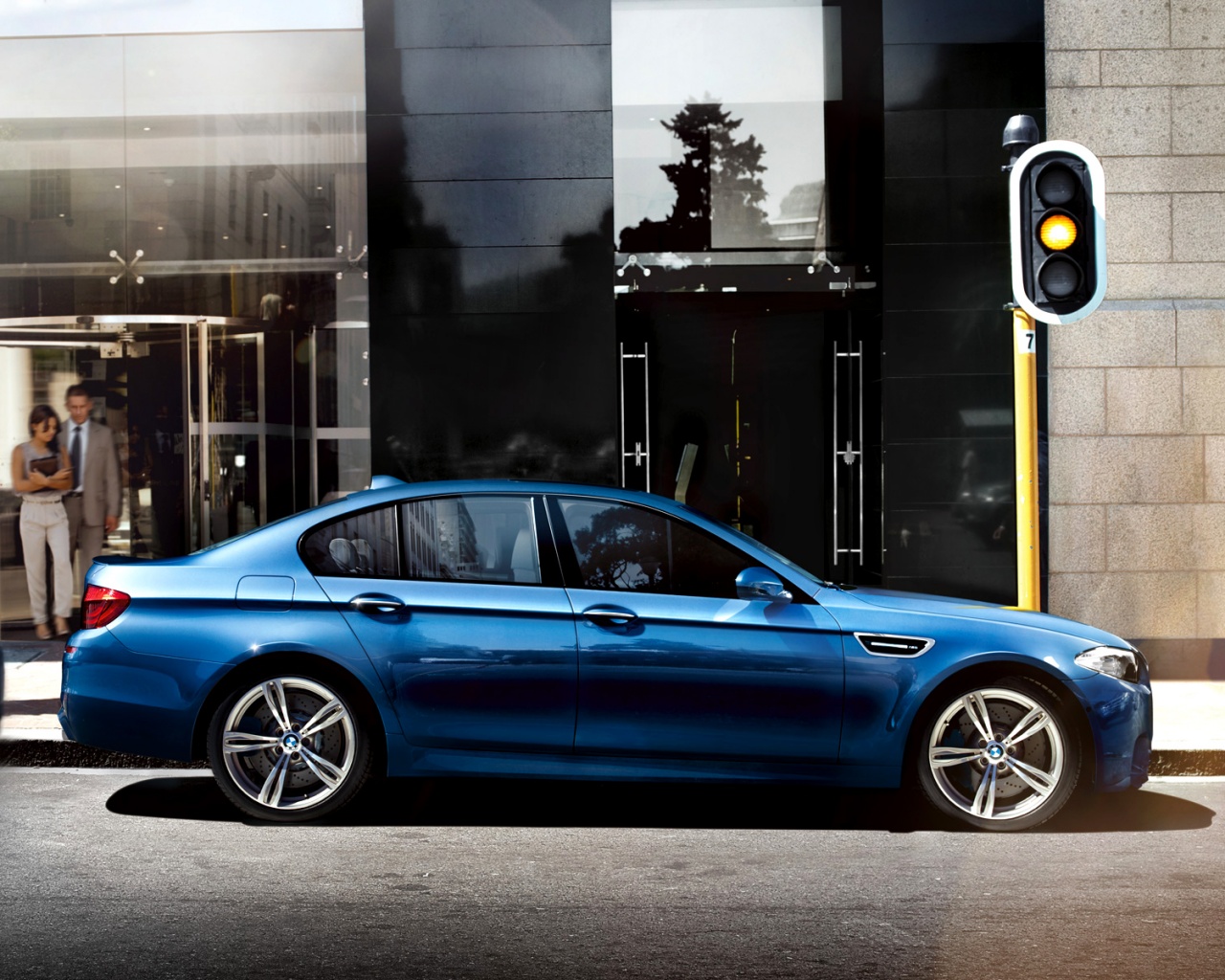 BMW F10 на светофоре обои