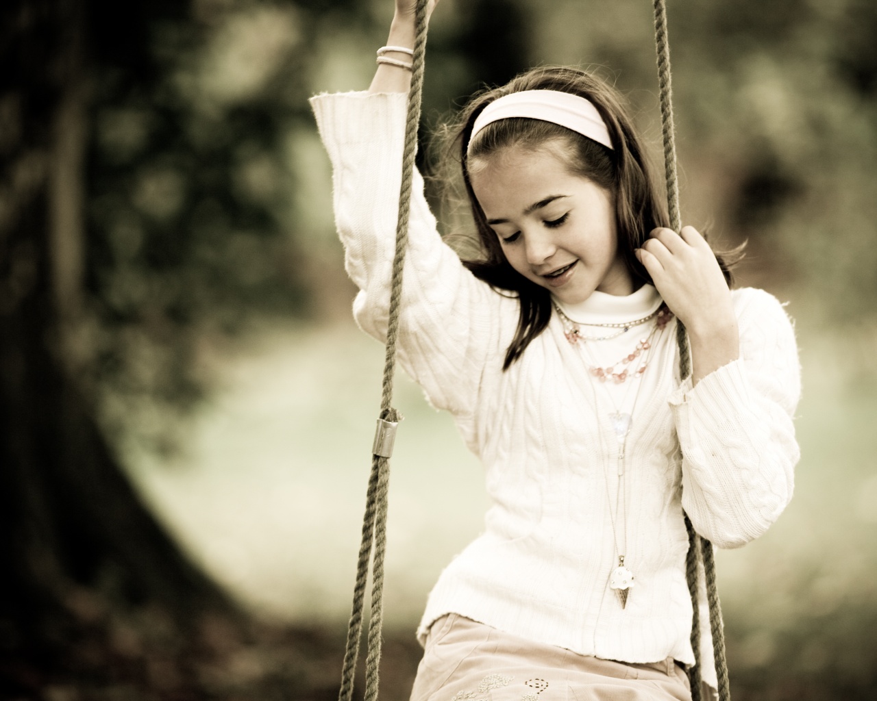 Девочка на качелях обои