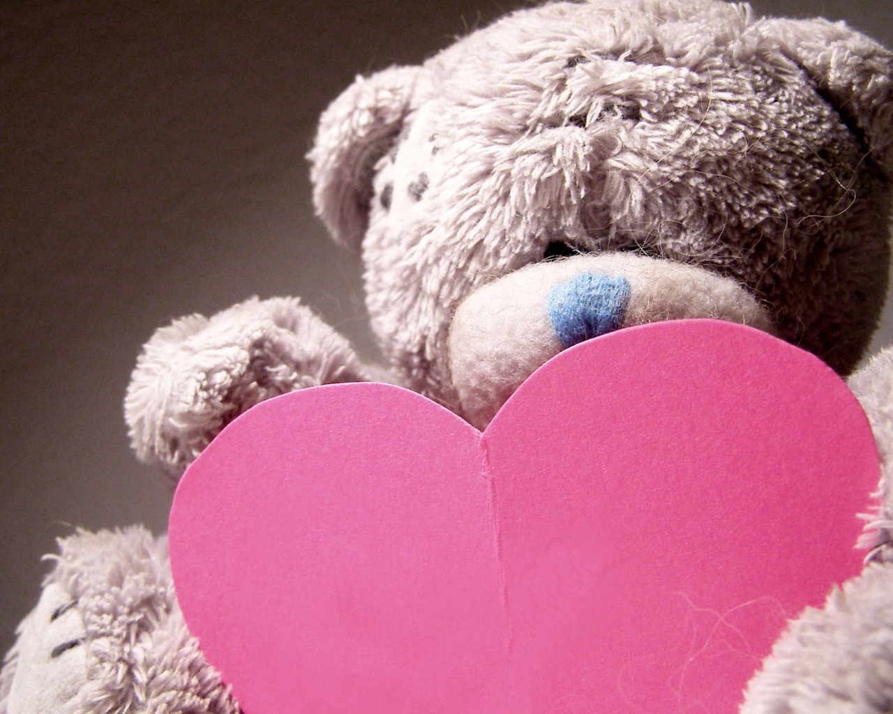 Мишка с сердцечком обои