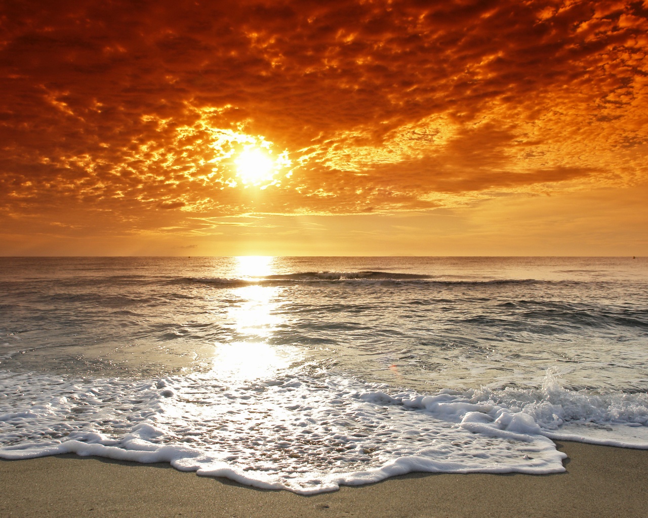 Берег моря в лучах заката обои