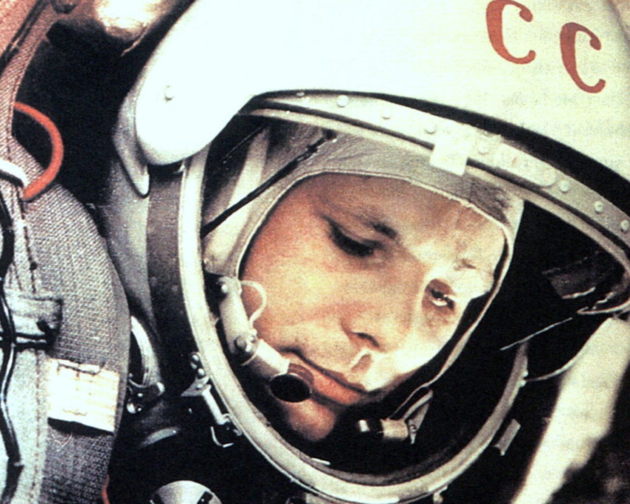 Юрий Гагарин в скафандре обои