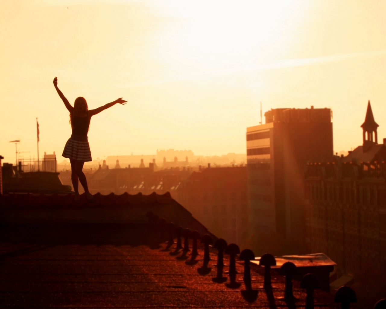 Девушка на крыше обои