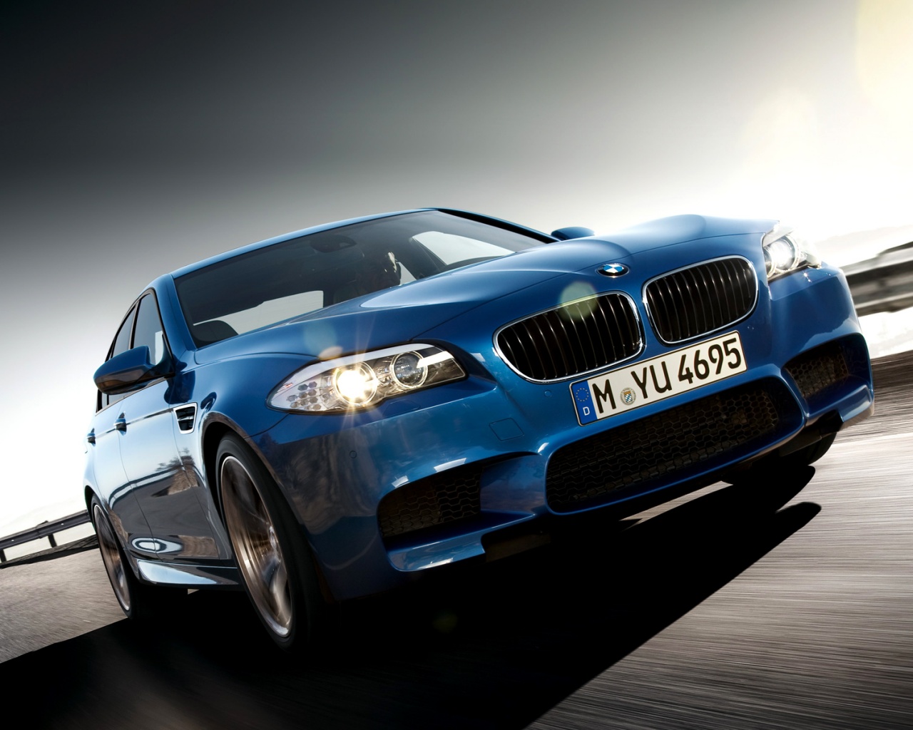 Синий БМВ на трассе обои