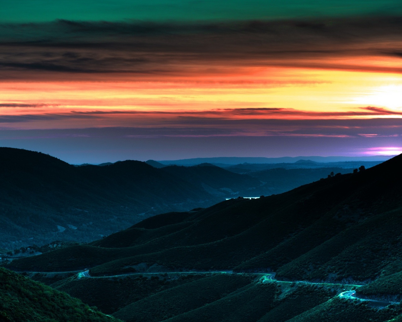 Дорога спускается с гор в долину обои