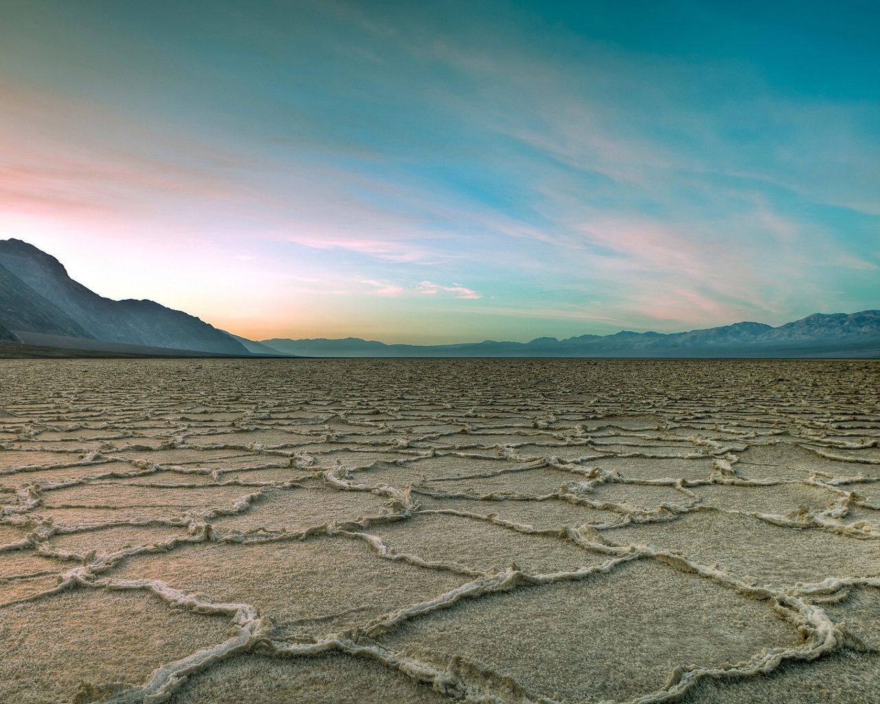 Высохшее пустынное озеро обои