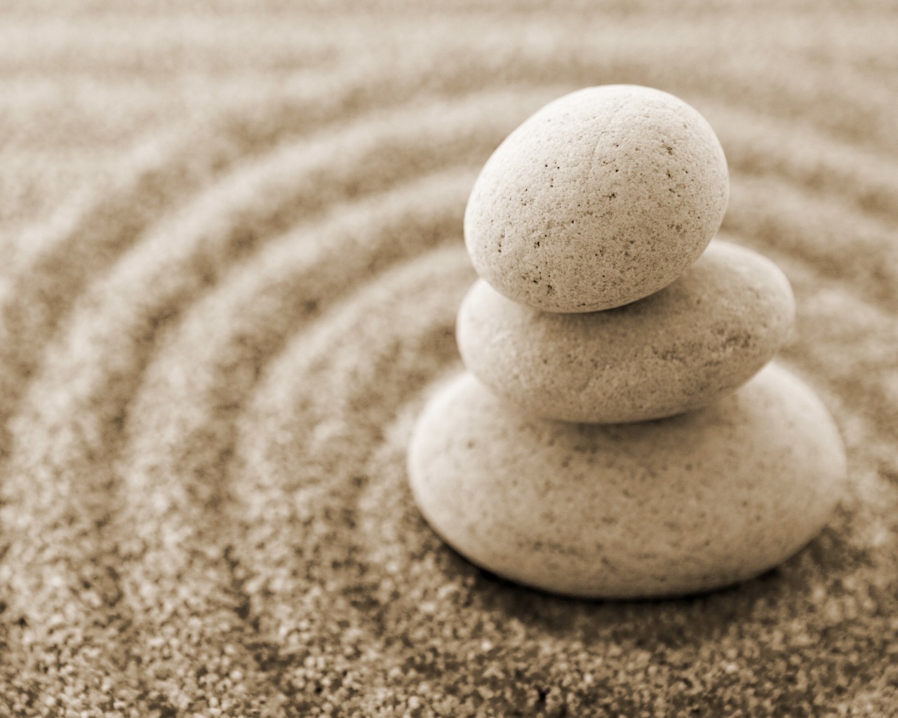 Пирамидка в саду камней обои