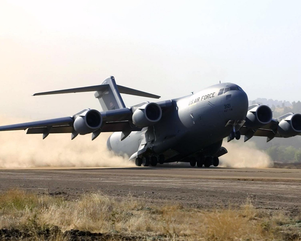 Грузовой самолёт на посадке обои