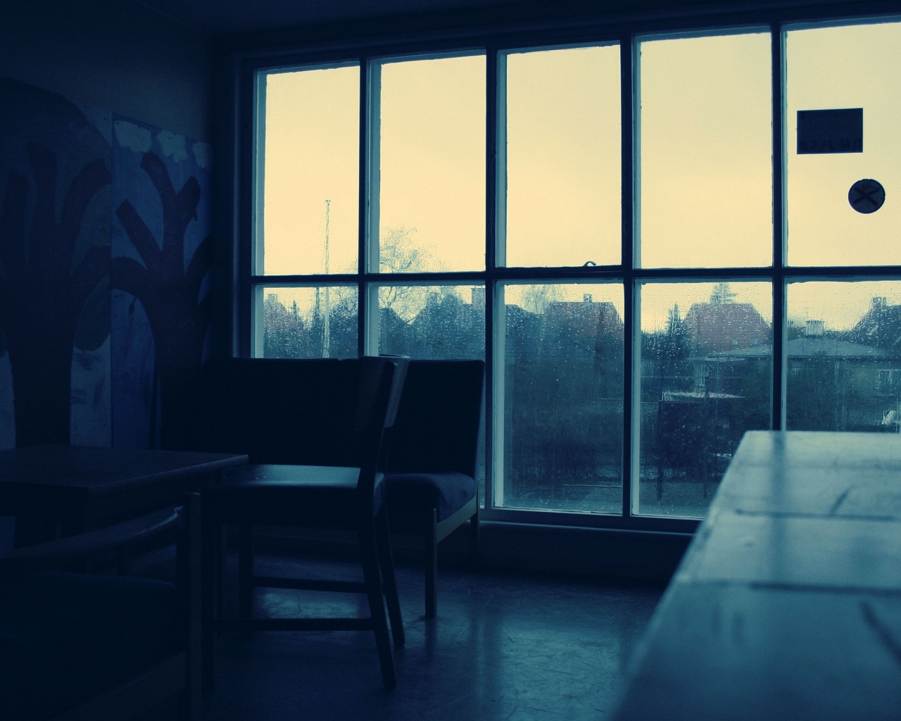 Тёмная комната и дождь за окном обои