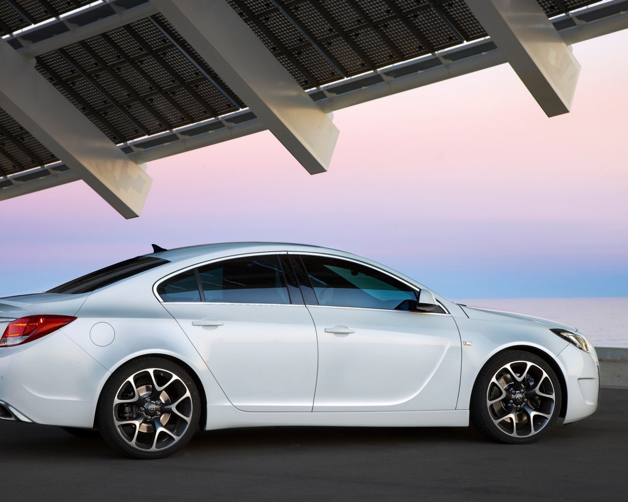 Белый седан под крышей обои