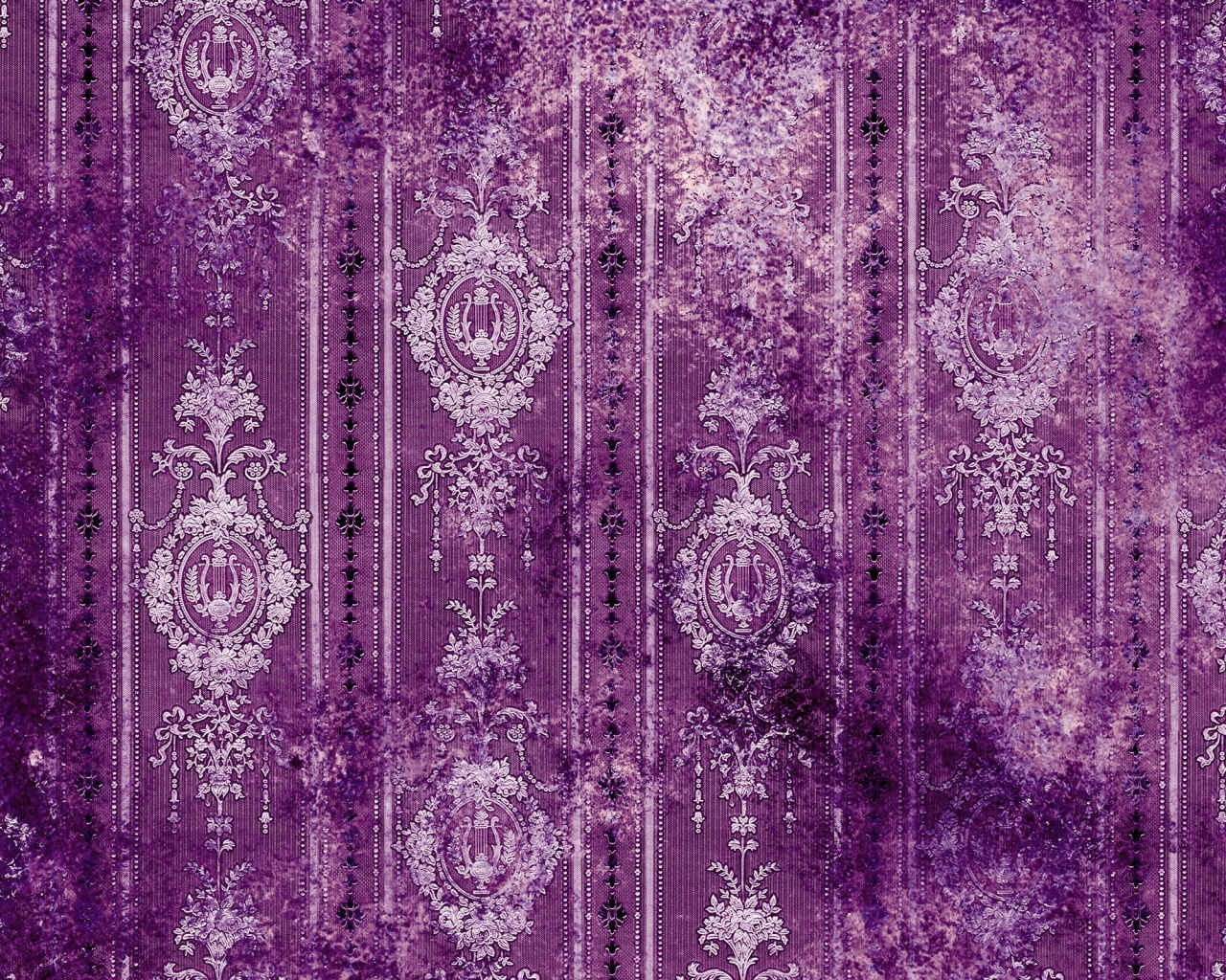 Старинные фиолетовые обои с узорами обои