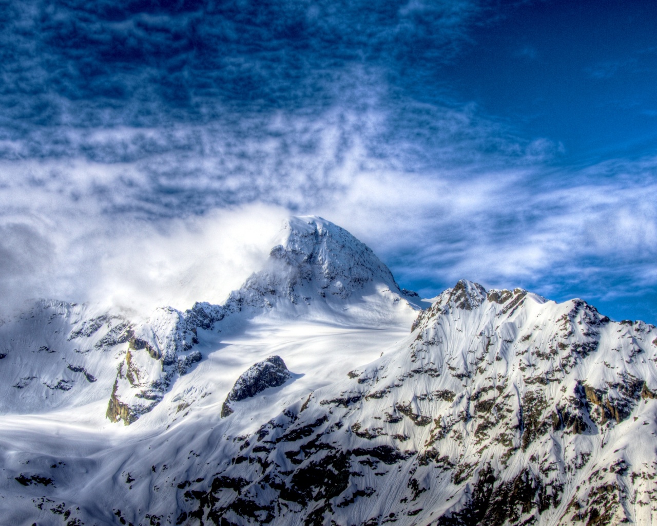 Снежные горные вершины на ветру обои