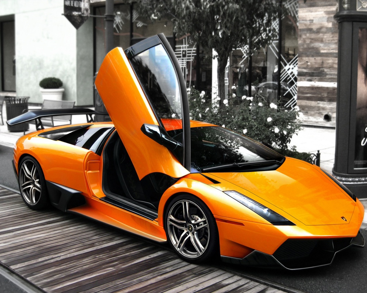Оранжевая ламборджини на улице обои