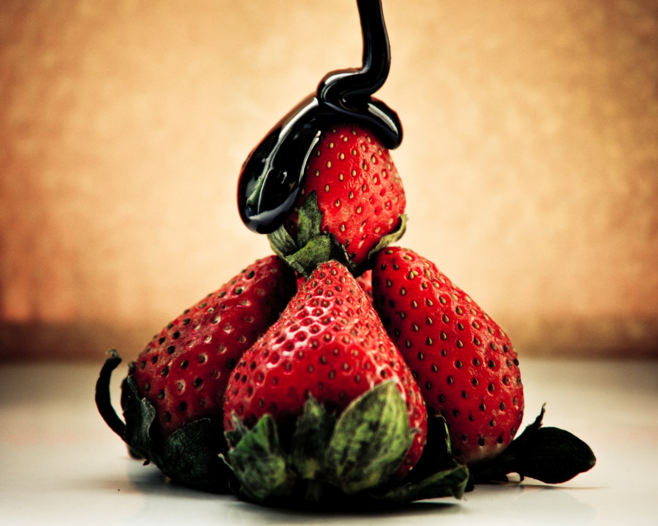 Аппетитная клубничка с шоколадом обои