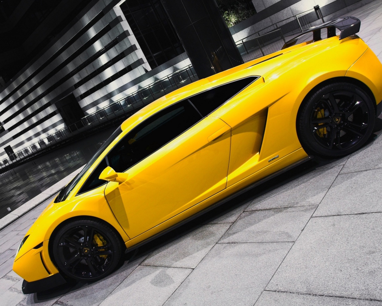 Желтая ламборджини в автосалоне обои