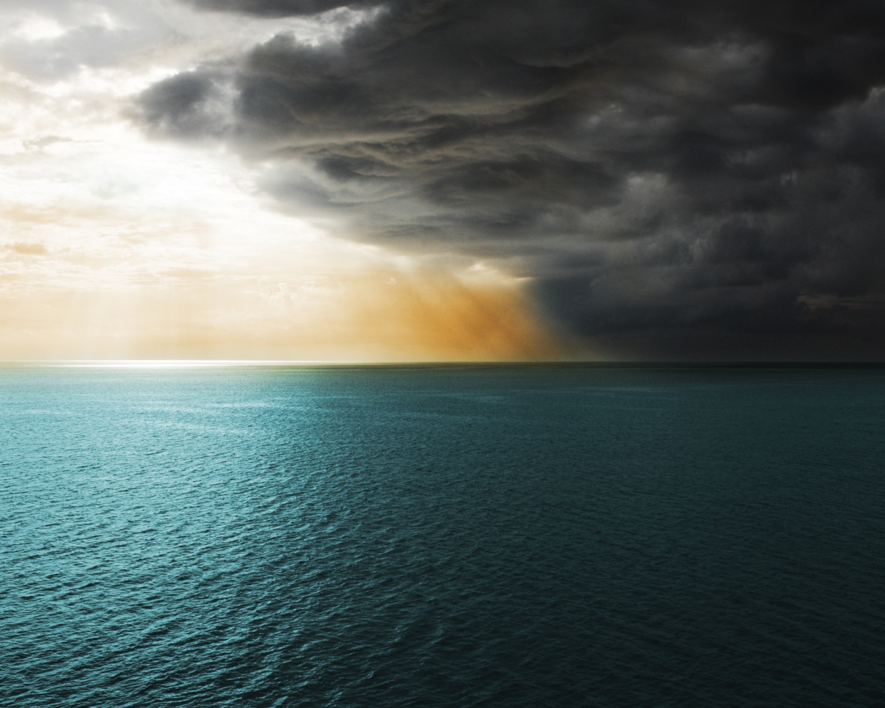Синее море и грозные тучи обои
