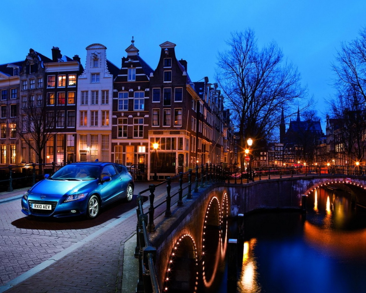 Автомобиль на мосту в свете фонаря обои