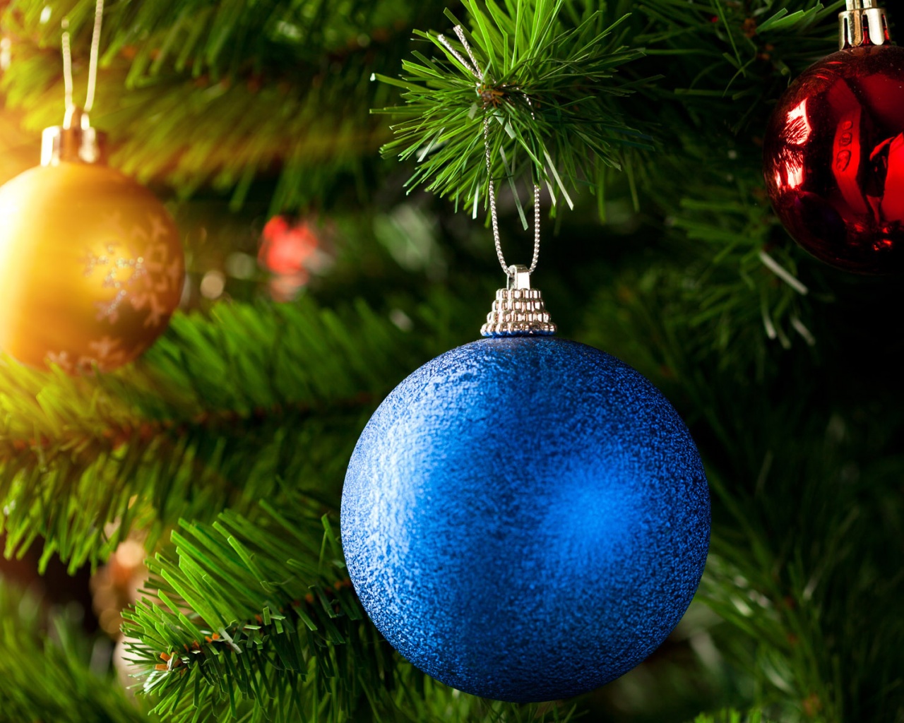 Шары на ёлке обои