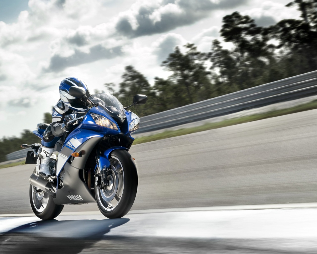 Мотоциклист на треке обои